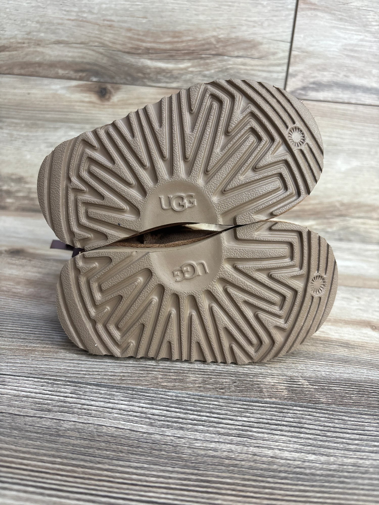 UGG Bailey Bow II Boots Chestnut sz 7c