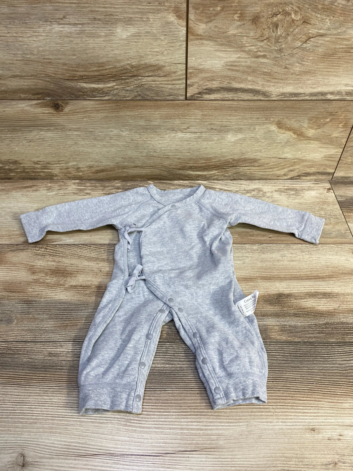 Grey Cherie Kids footless kimono sleeper for babies size 3-6m on a wood background