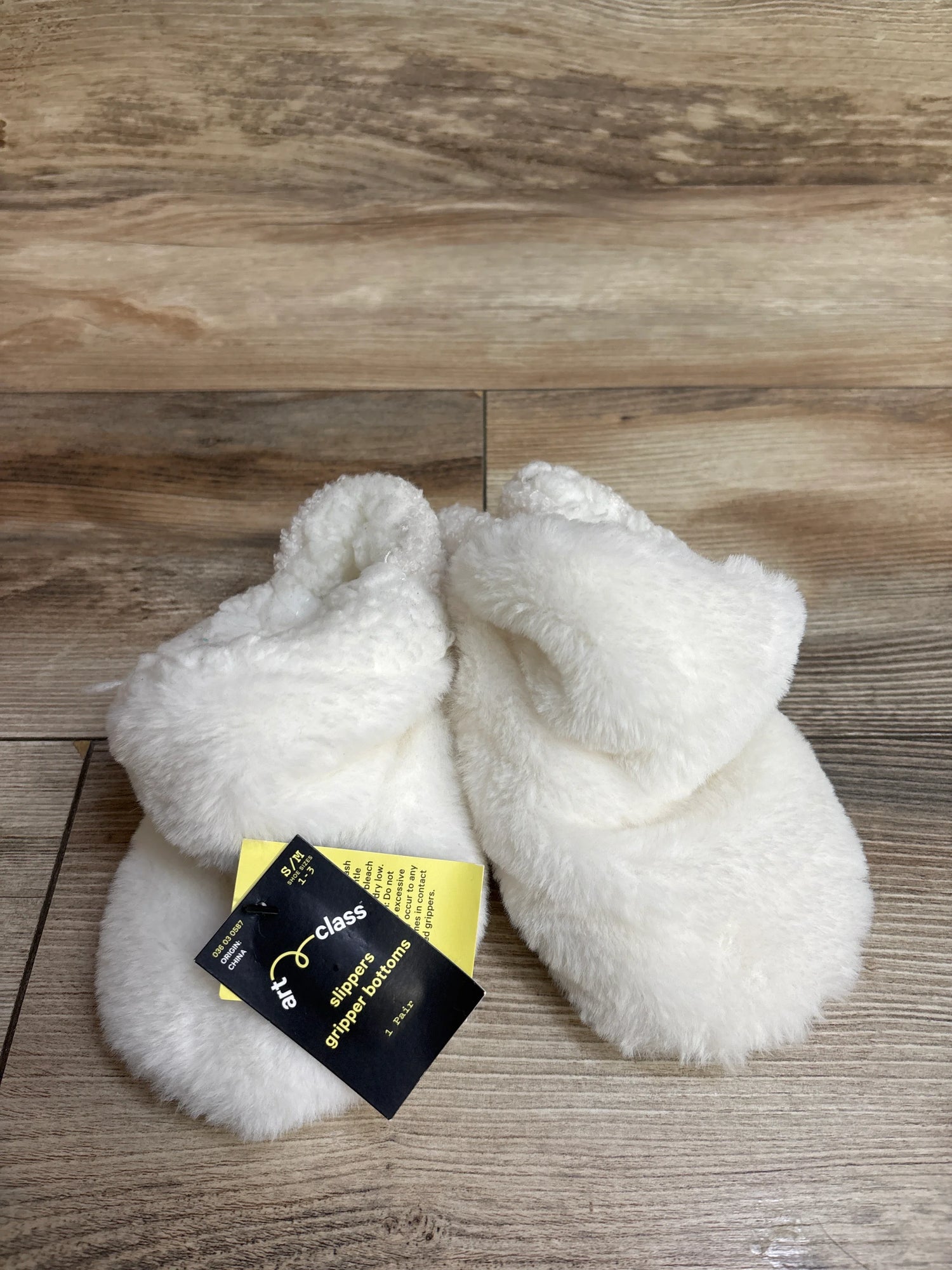 NEW Art Class Slippers White sz S/M