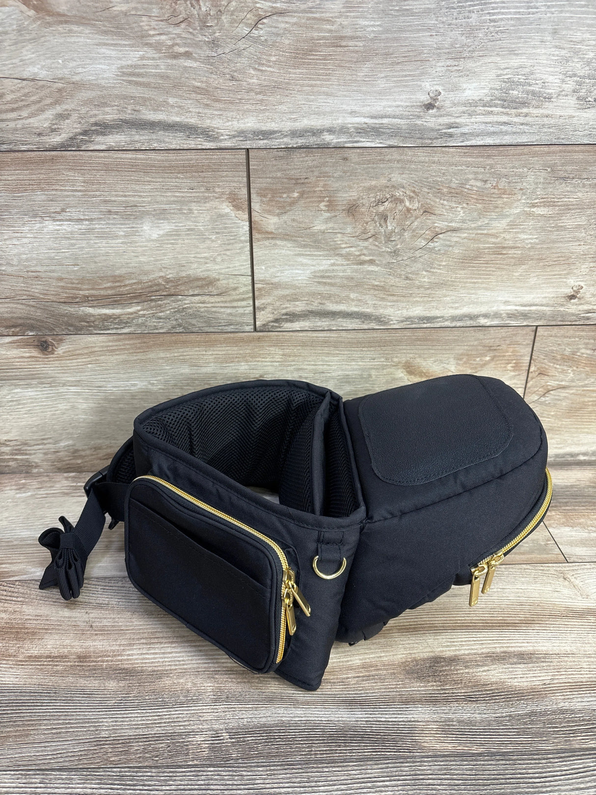 Tushbaby Hip Carrier in Black/Gold up to 45lbs
