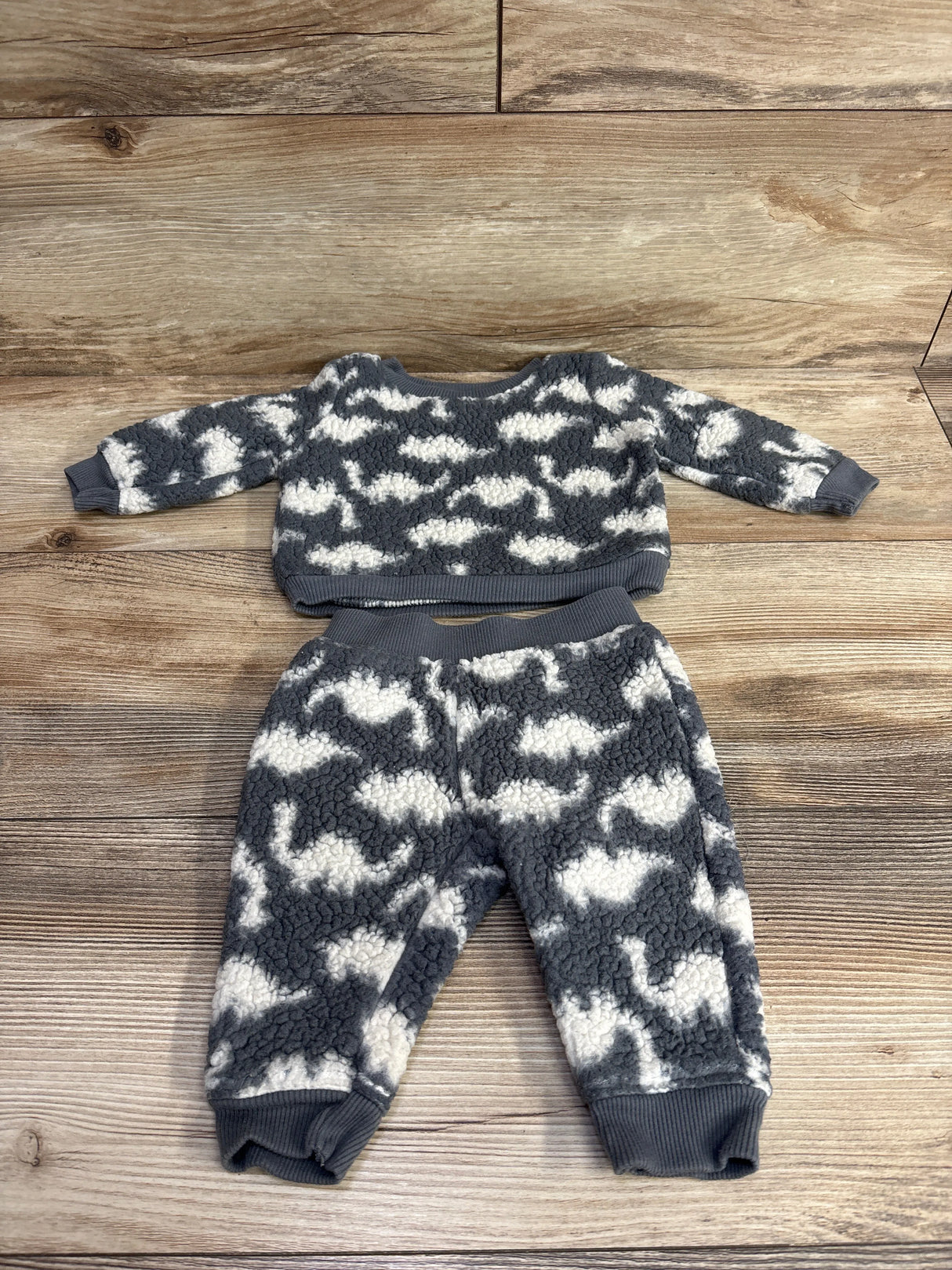 Cozy children's two-piece fleece set with gray and white cloud pattern on wooden floor