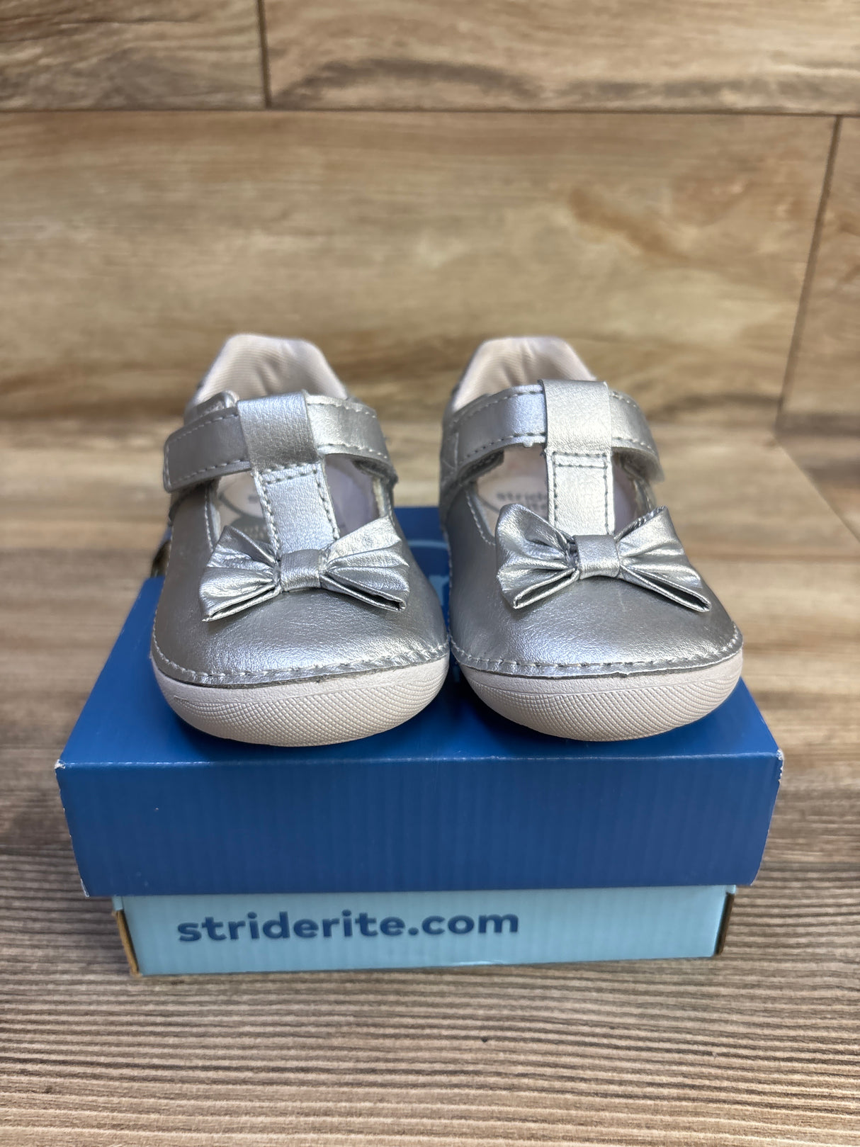 Stride Rite Sm Ashtyn Silver Sneakers sz 5c