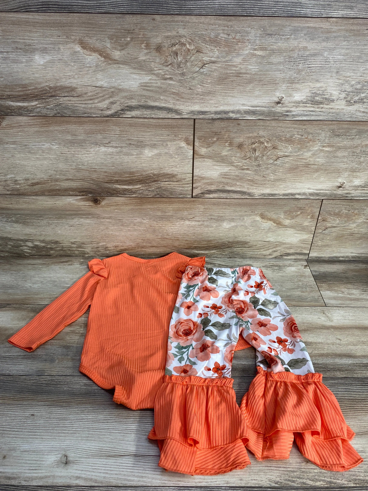 2pc Ribbed Ruffled Bodysuit & Floral Pants Peach sz 12-18m