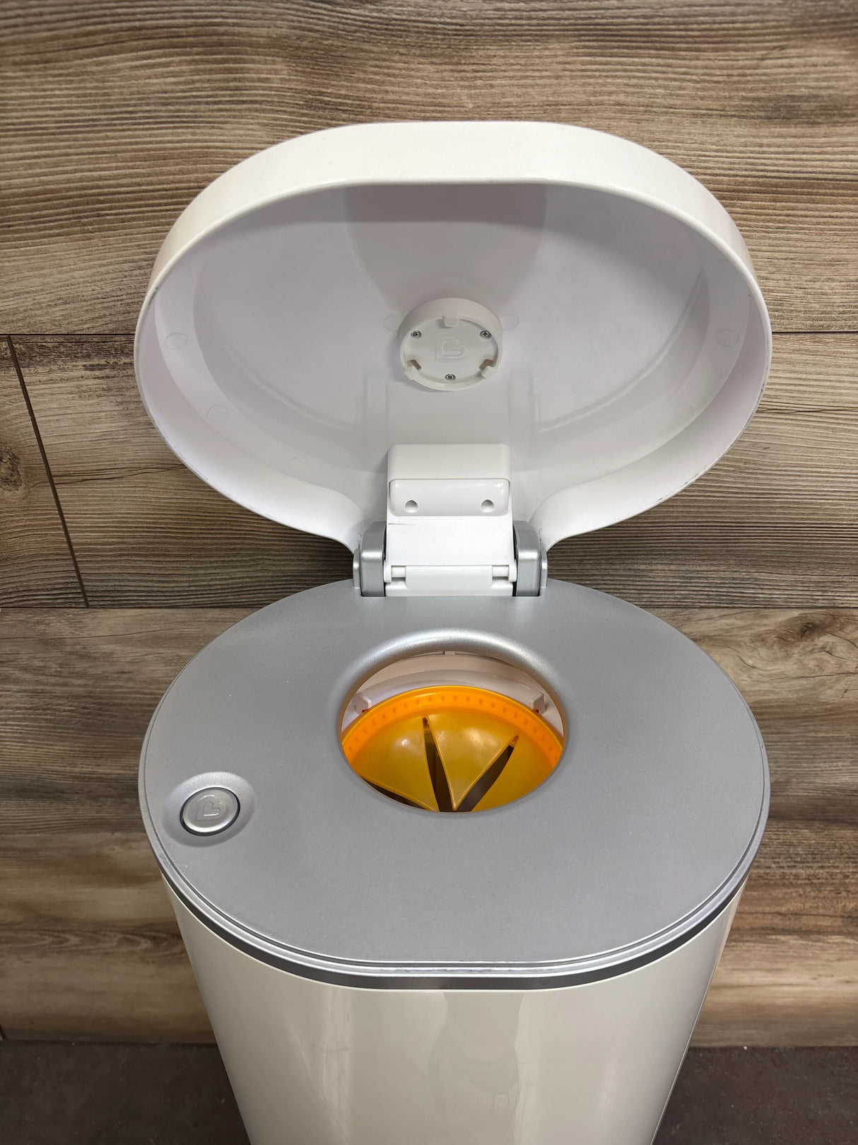 Munchkin STEP Diaper Pail, Powered by Arm & Hammer