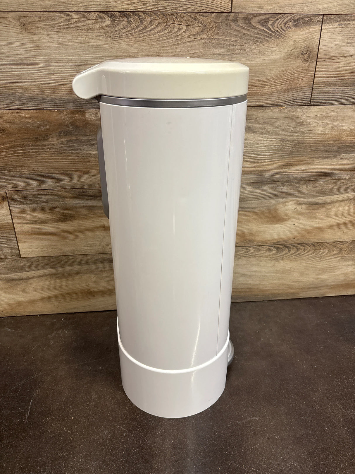 Munchkin STEP Diaper Pail, Powered by Arm & Hammer*