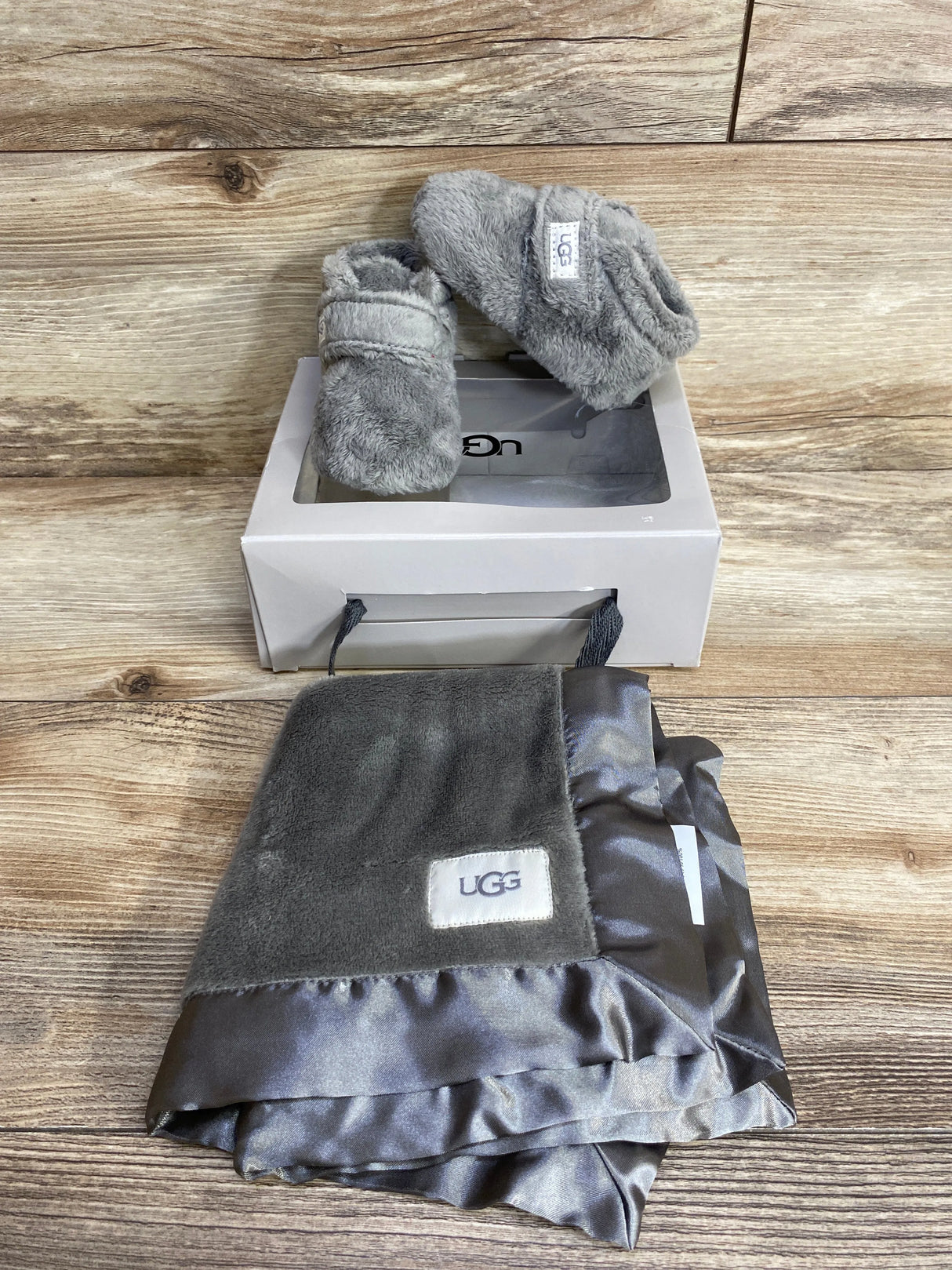 UGG Baby Bixbee & Lovey Gift Set Grey sz 4/5c