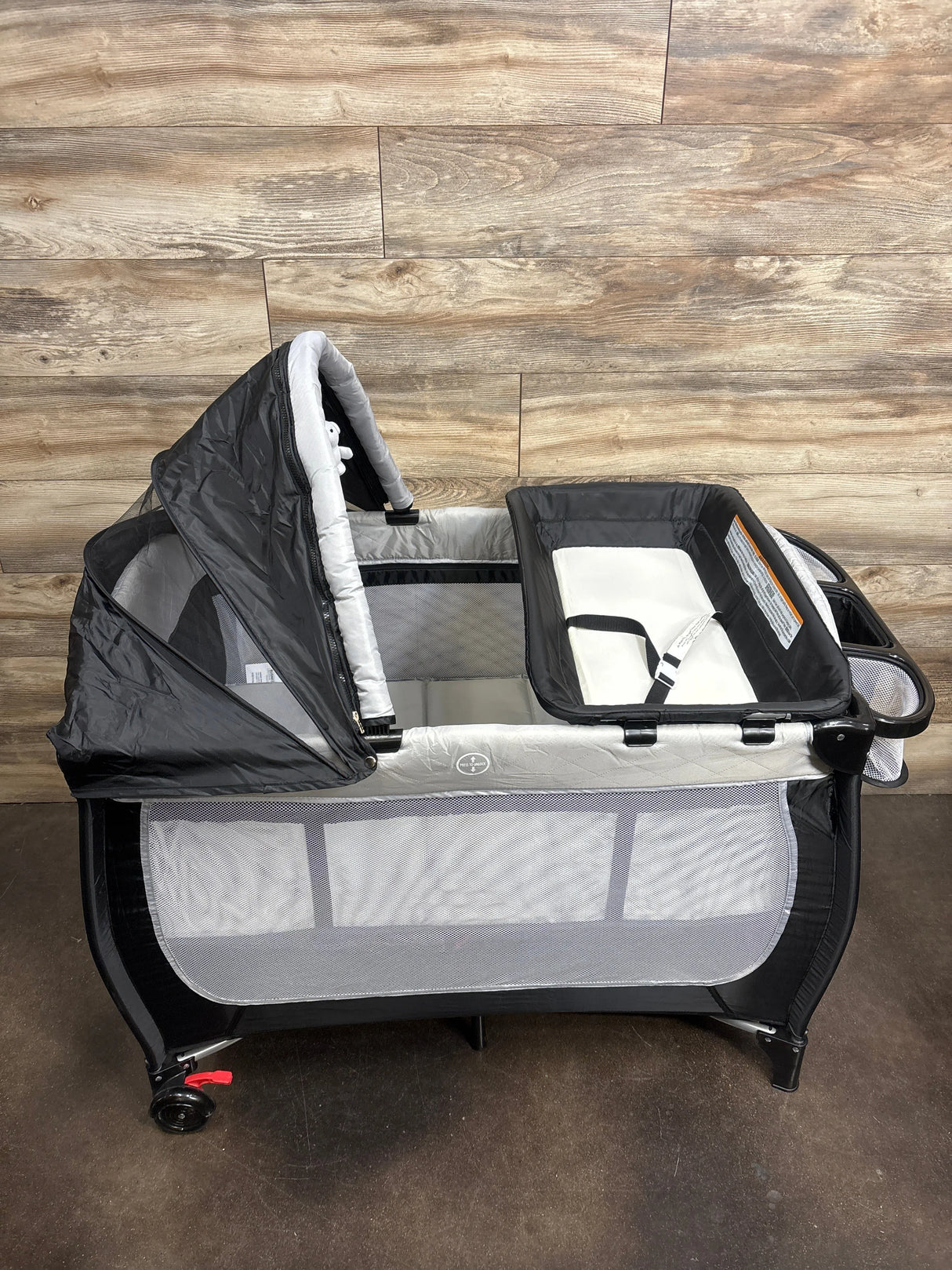 Pack n Play w/ Bassinet & Changing Table - Grey