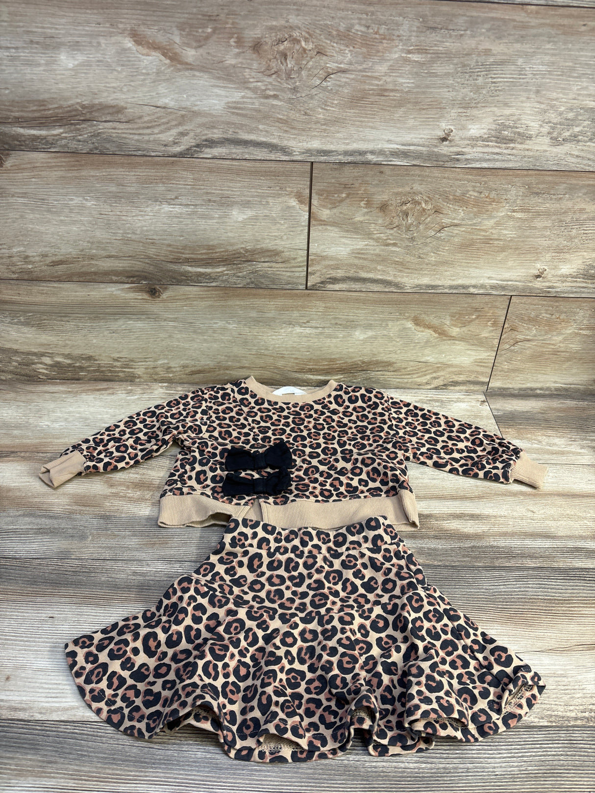 H&M 2pc Leopard Print Sweatshirt & Skirt Set Tan sz 2T