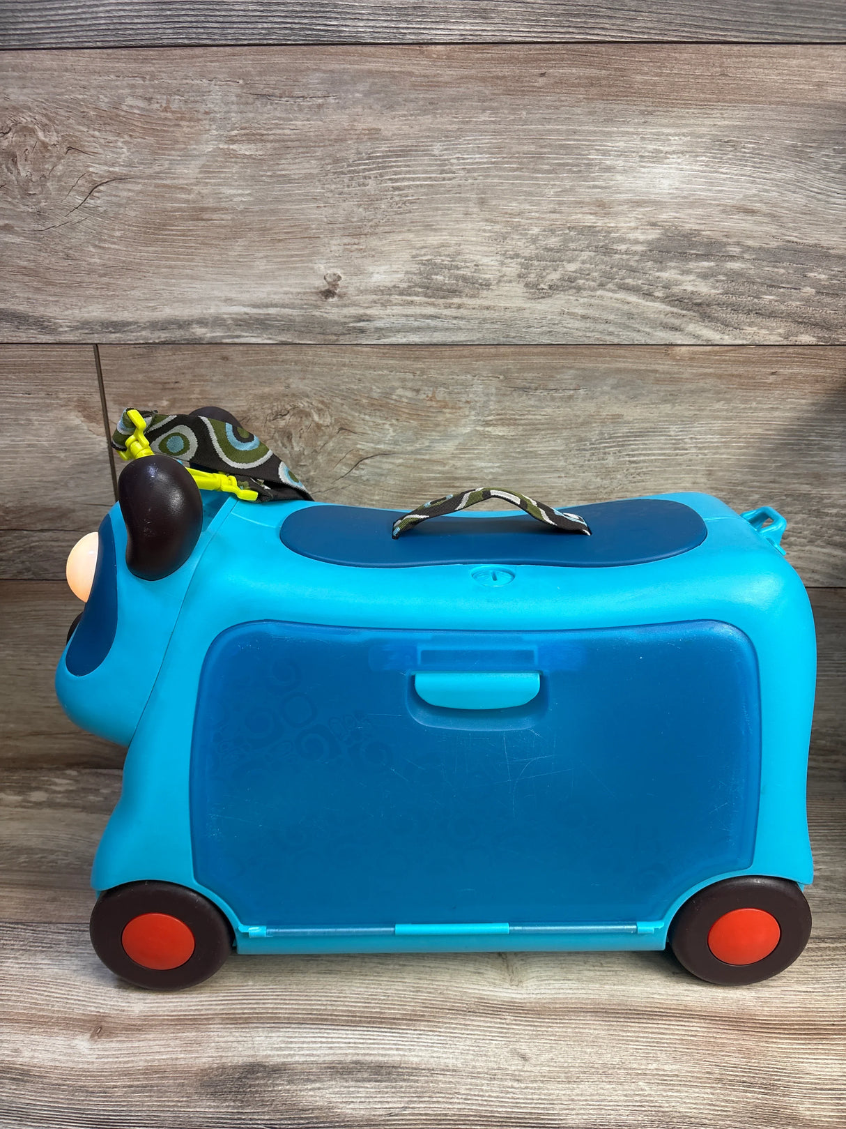 B. toys On The Go Woofer Ride-On Suitcase