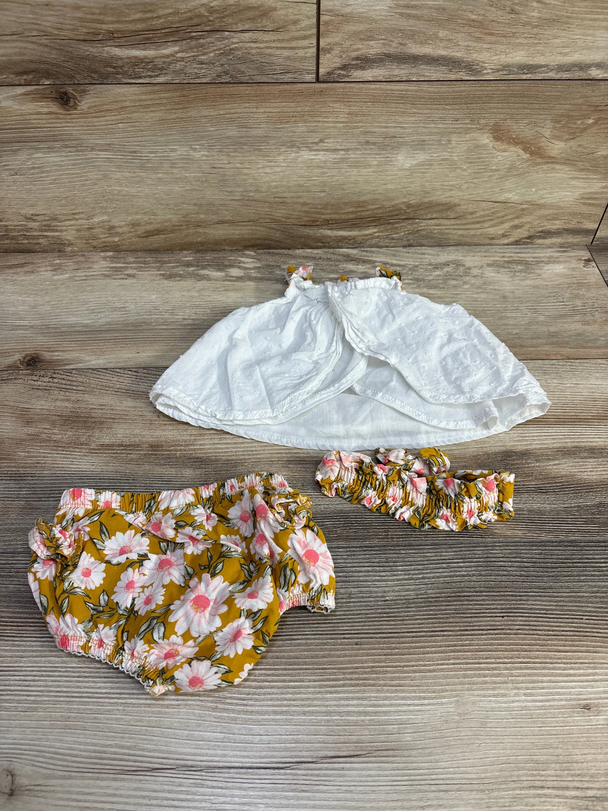 Daisy Fuentes 3pc Sleeveless Top & Bottoms White sz 6-9m - Me n Mommy To Be