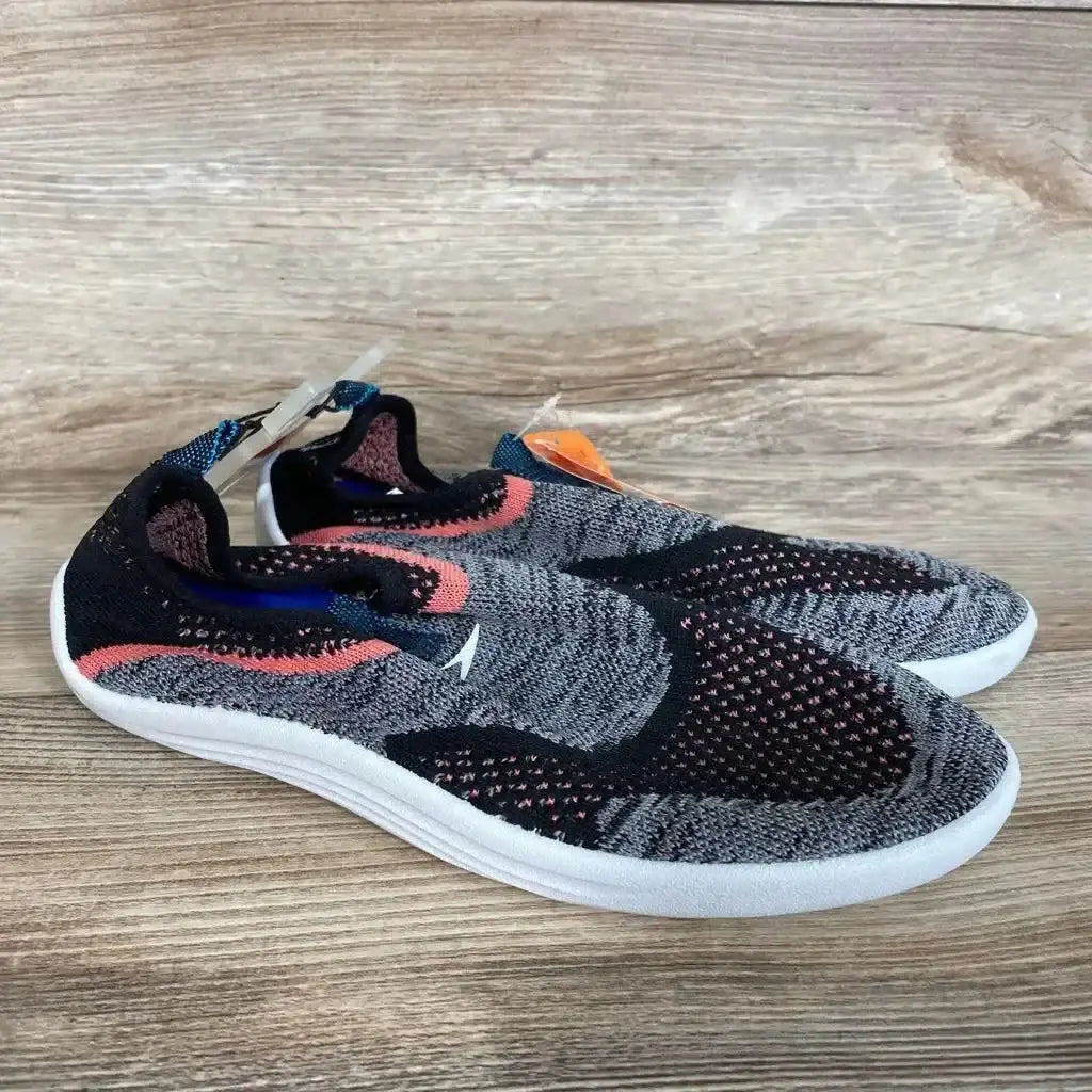 Three-quarter view of Speedo Junior Surf Strider water shoes in fuchsia with elastic heel strap, mesh upper and rubber sole