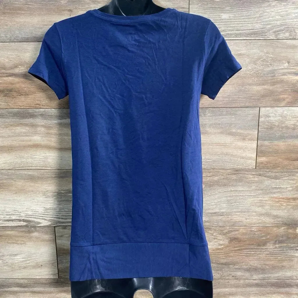 Back view of Gap maternity twist-knot t-shirt (XS) showcasing short sleeves and extended hem band on black mannequin with wood plank background