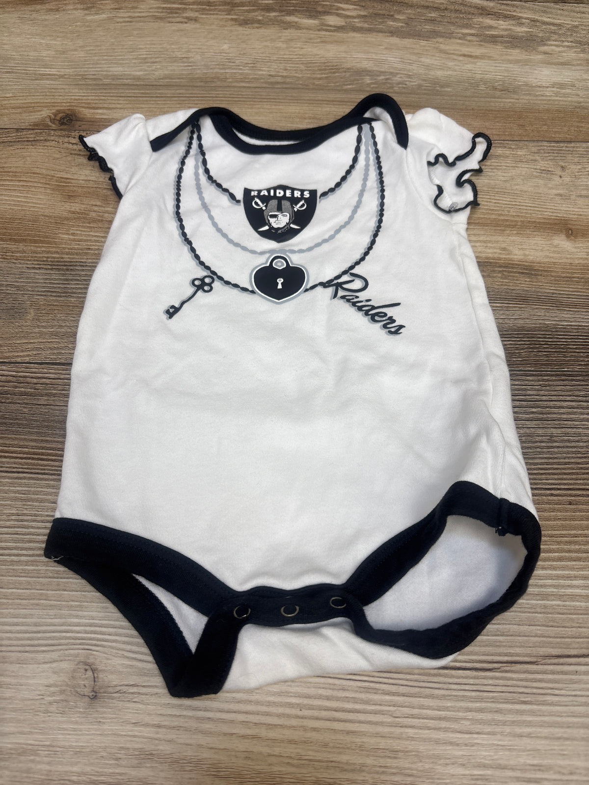 NFL Team Apparel Raiders Flutter Sleeve Bodysuit White sz 3/6m