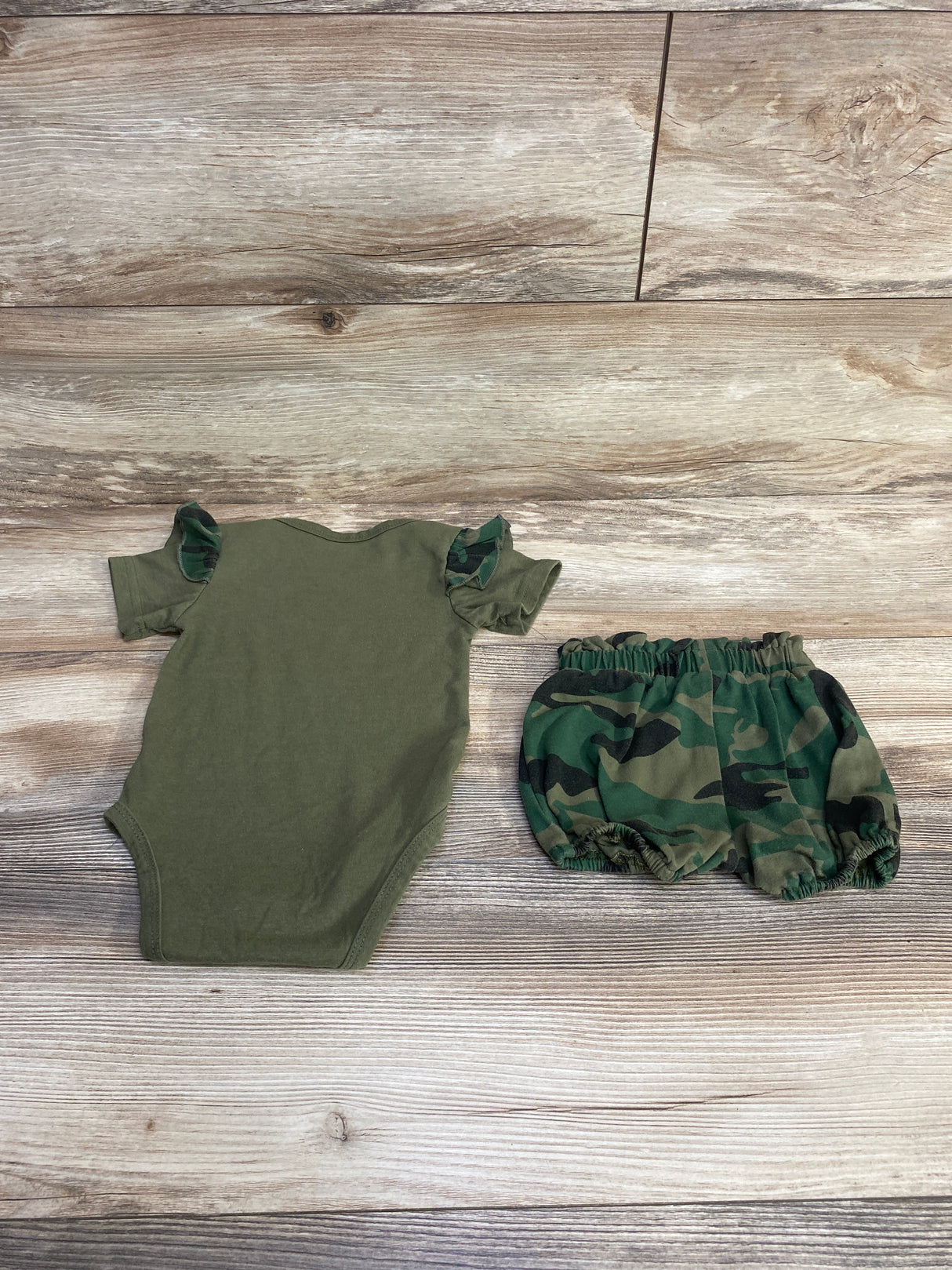 2pc Daddy's Girl Camo Bodysuit & Shorts Green sz 9-12m