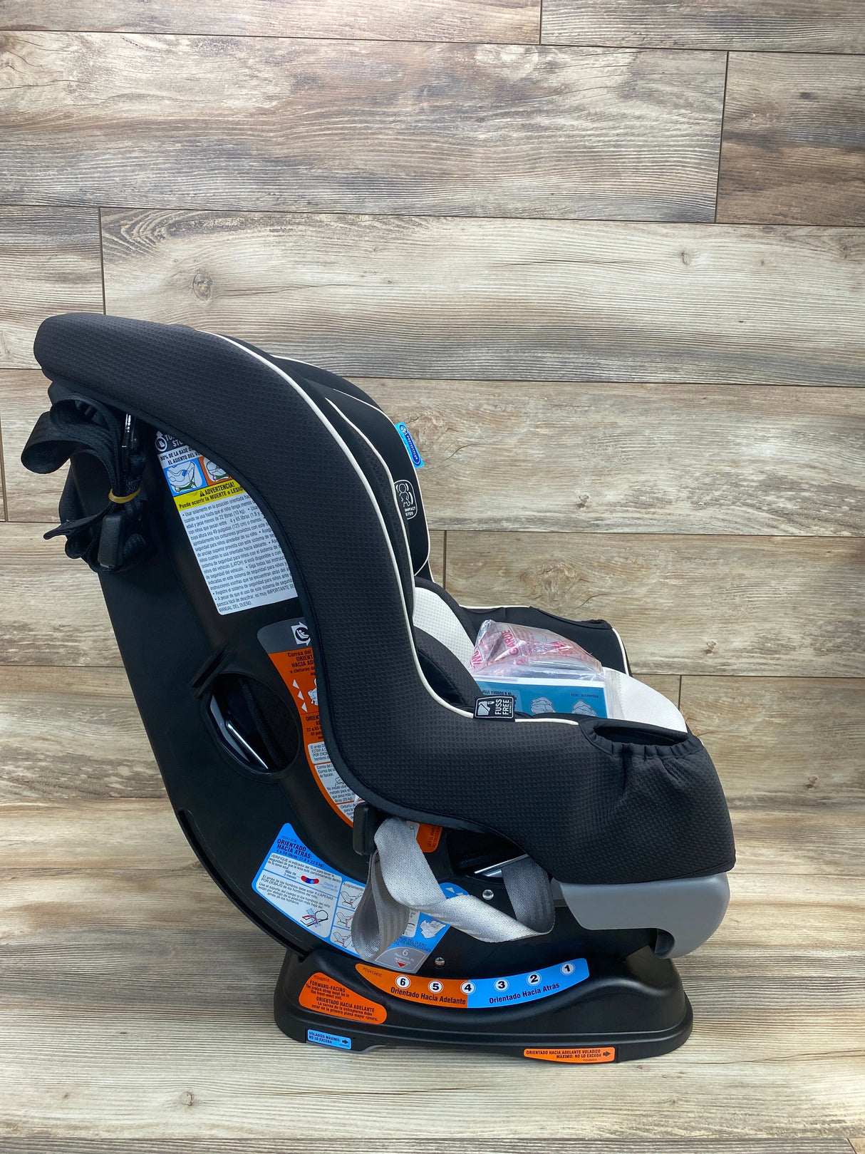 NEW Graco Extend2Fit Convertible Car Seat in Gotham