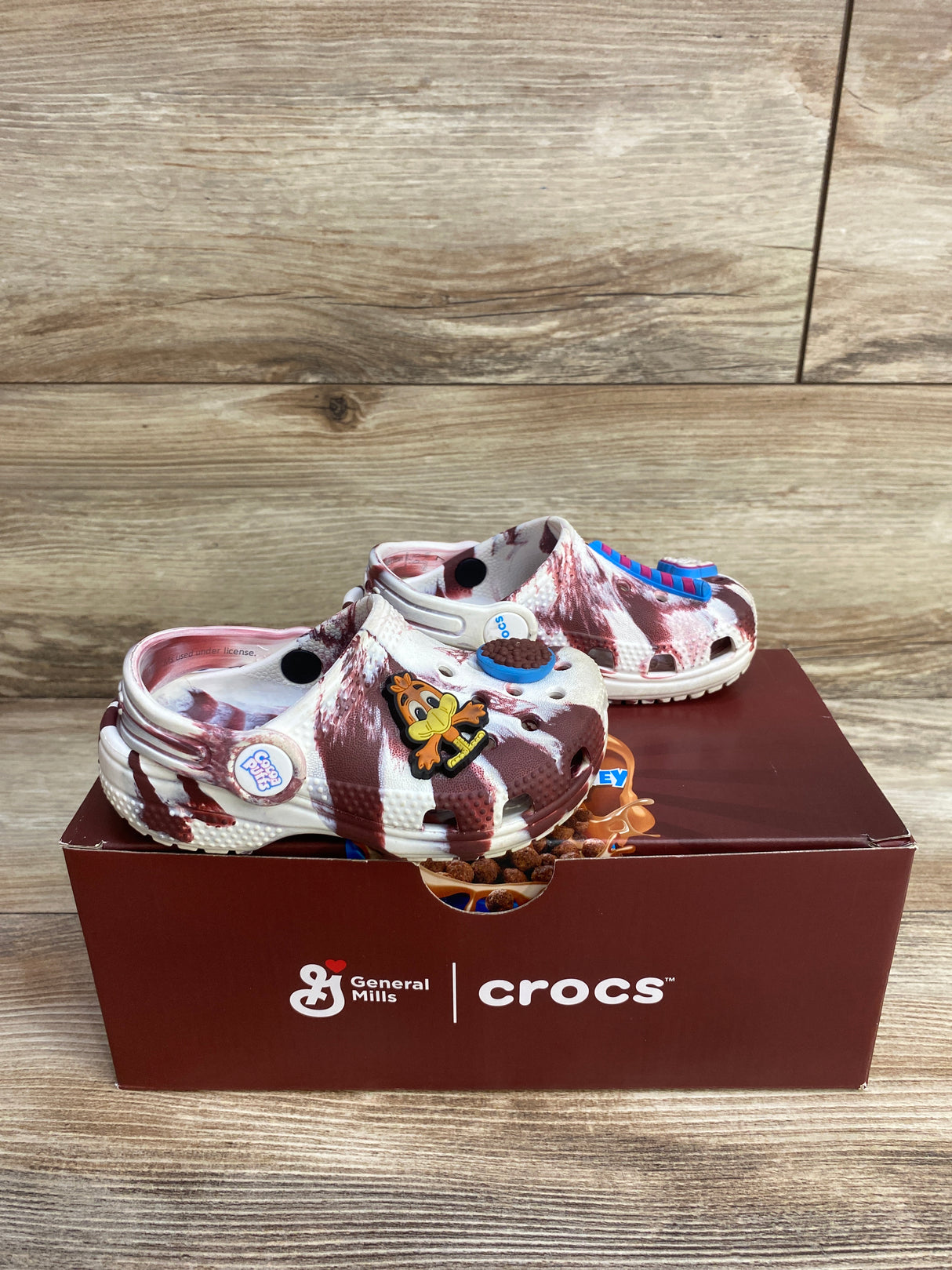 Crocs x Cocoa Puffs Classic Clogs White/Chocolate sz 7c
