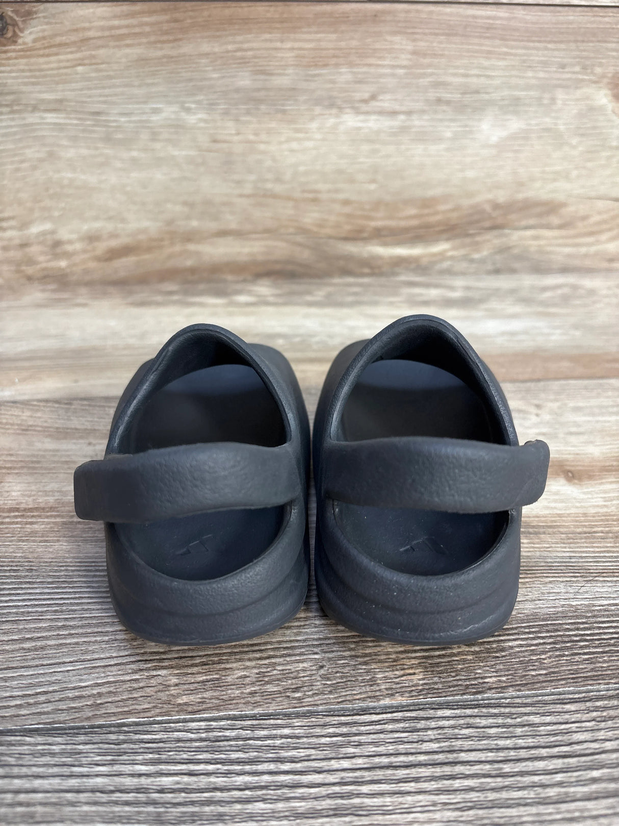 Adidas Yeezy Slides in Onyx sz 7c