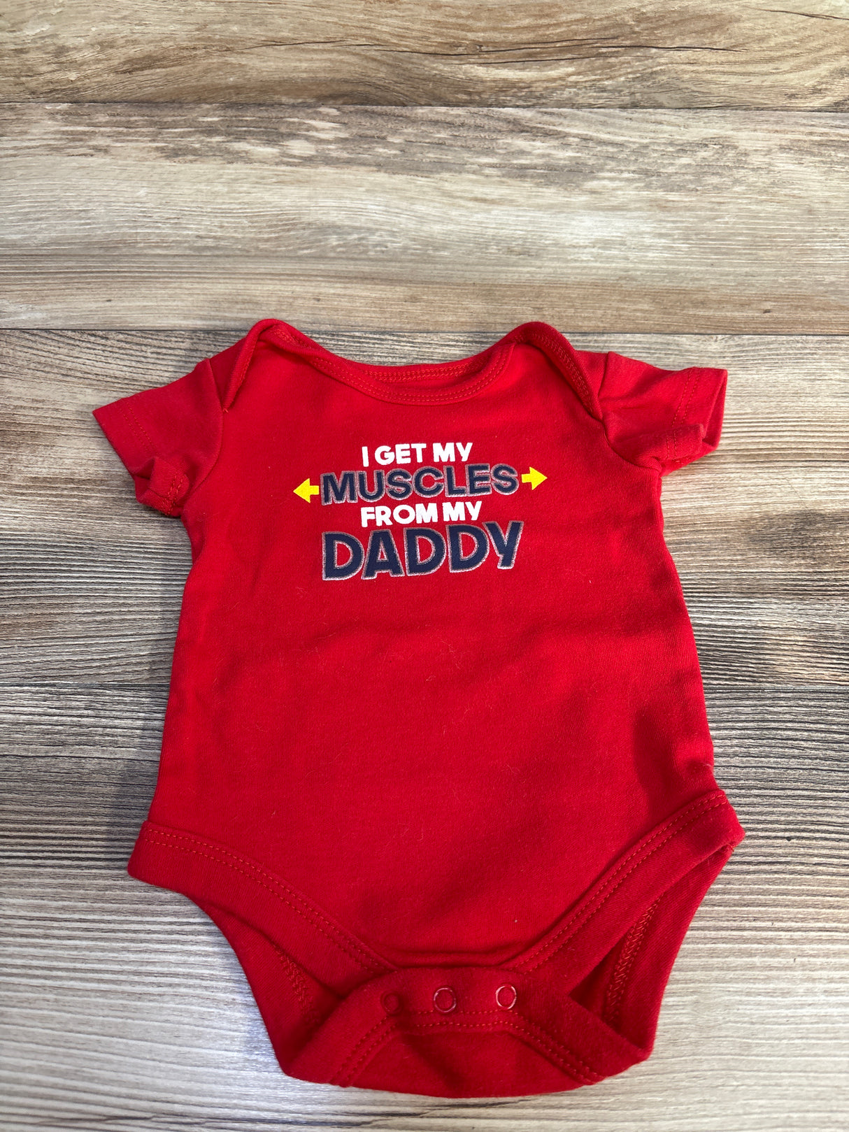 I Get My Muscles From My Daddy Bodysuit Red sz 0-3m