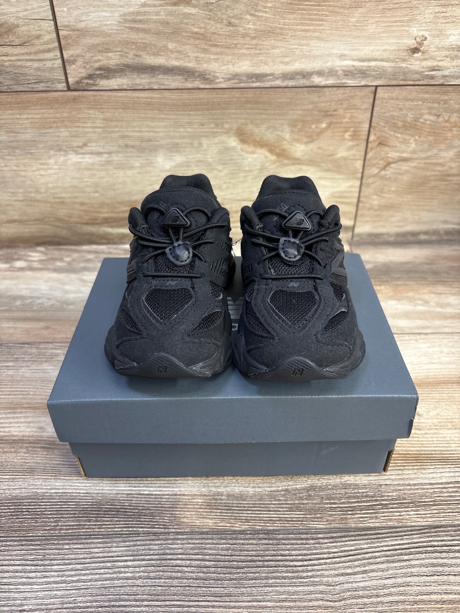 NEW New Balance 9060 Sneakers in Black sz 7.5c
