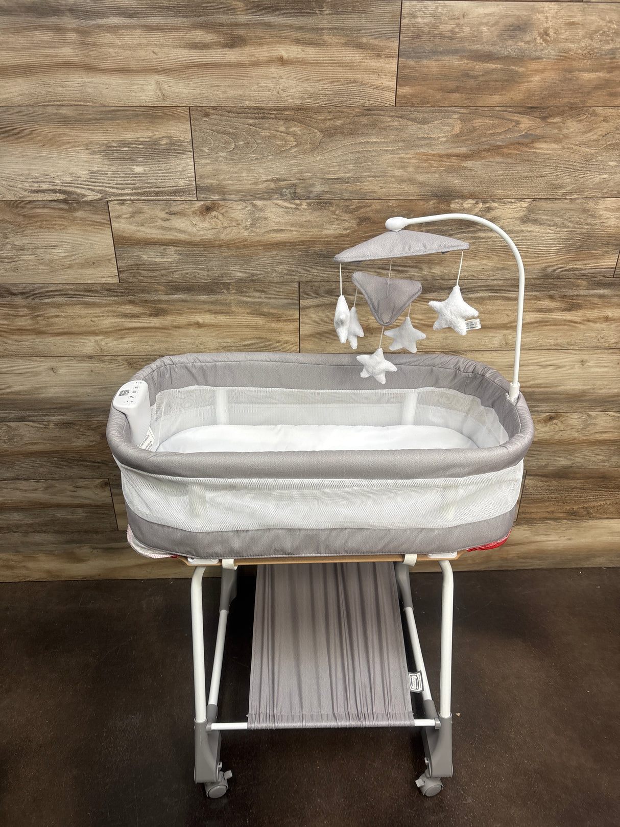 Simmons Shooting Star Rocking Bassinet with Airflow Mesh, Platinum