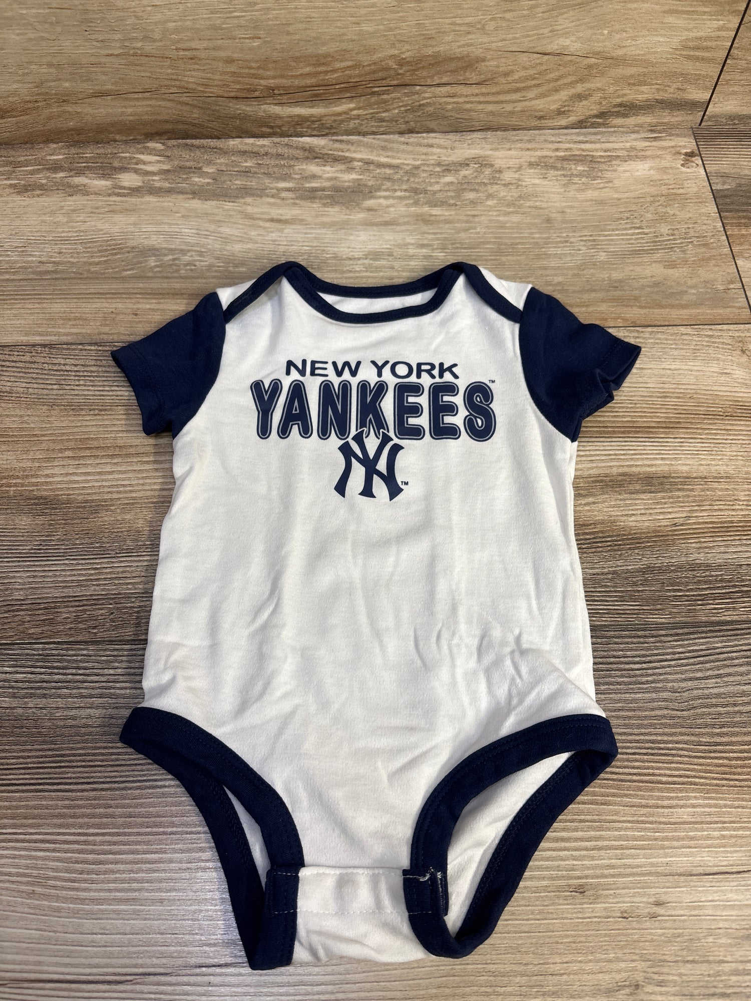 Genuine Merchandise New York Yankees Bodysuit White sz 3/6m