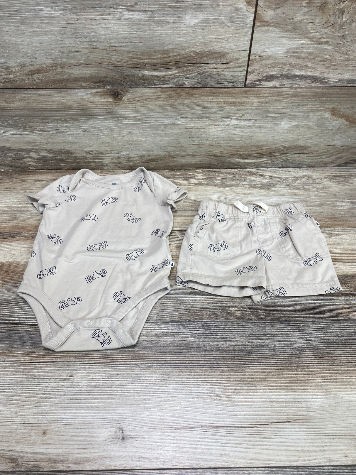 Baby Gap 2pc Bodysuit & Shorts Beige sz 6-12m