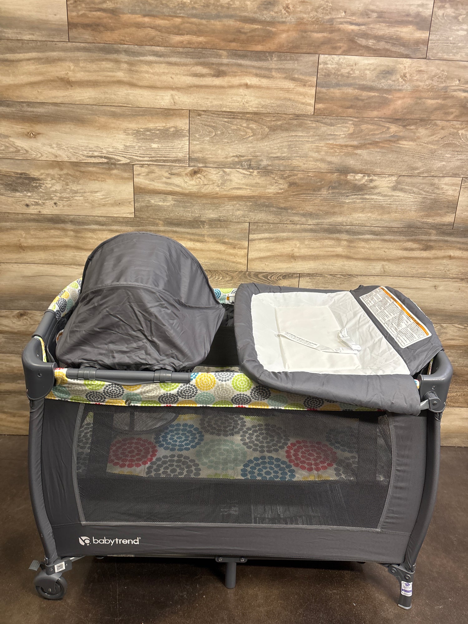 Baby Trend Lil Snooze Playard Deluxe II Nursery Center in Funfetti