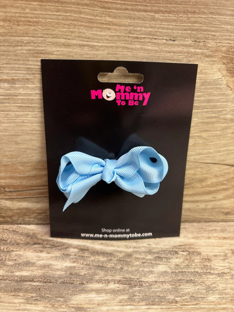 New light blue solid grosgrain hair bow by Me n Mommy To Be on a black display card.
