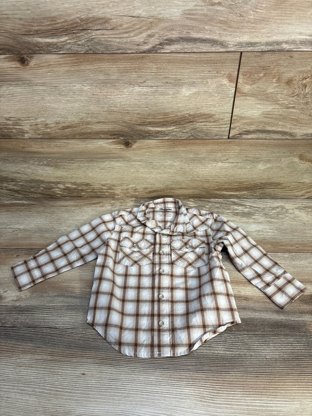Front flat lay of Wrangler toddler snap front western shirt in beige plaid with chest flap pockets on wood background