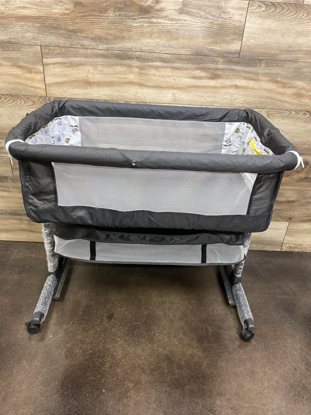 NEW Yandaqe 3-in-1 Convertible Bassinet Grey
