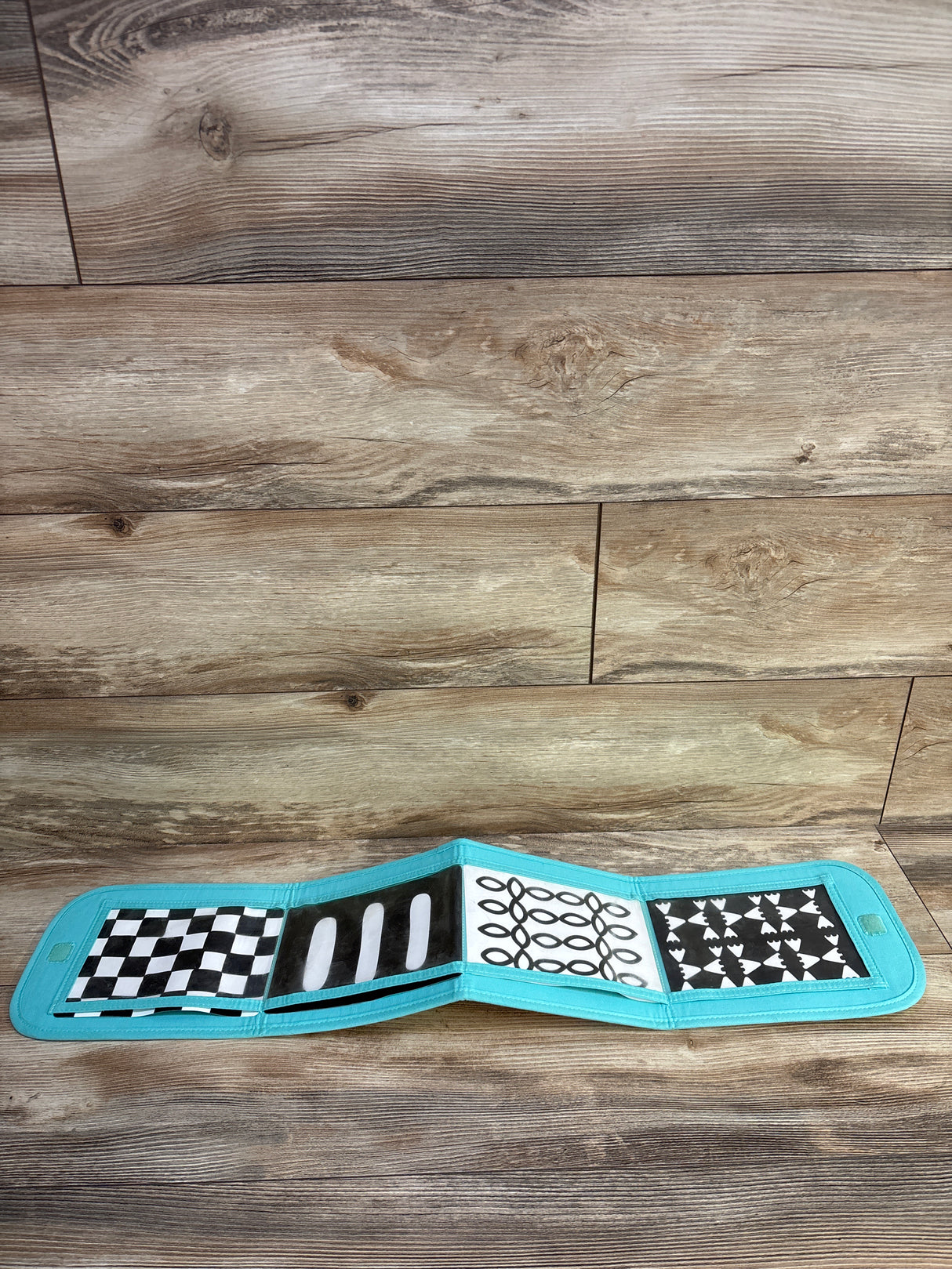 Lovevery Standing Card Holder with Black & White Cards