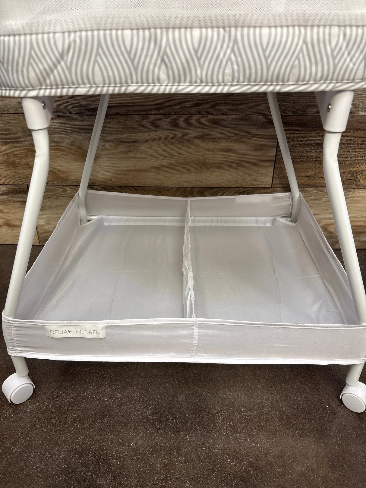 NEW Delta Children Curve Bassinet in White and Gray