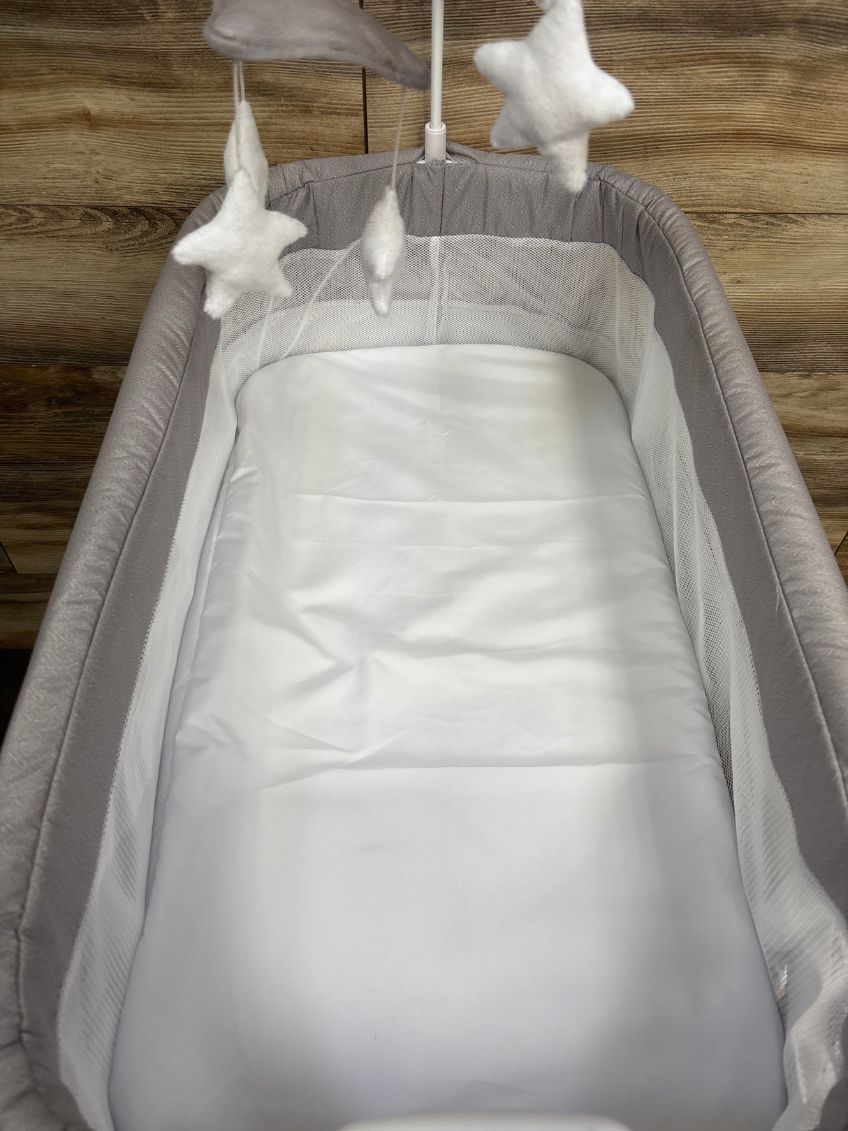 Simmons Shooting Star Rocking Bassinet with Airflow Mesh, Platinum
