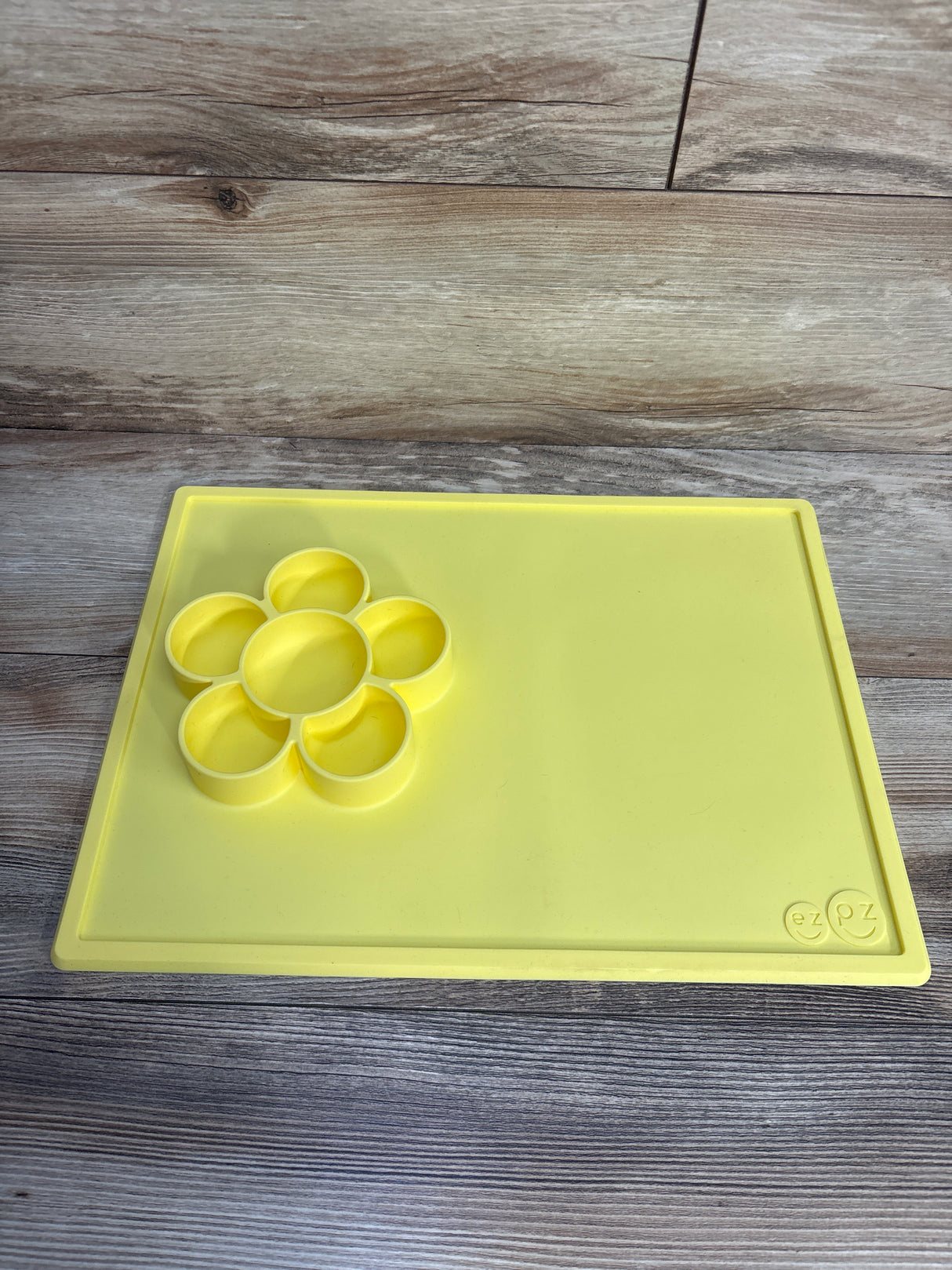 ezpz Suction Silicone Placemat + Compartments, Yellow Flower
