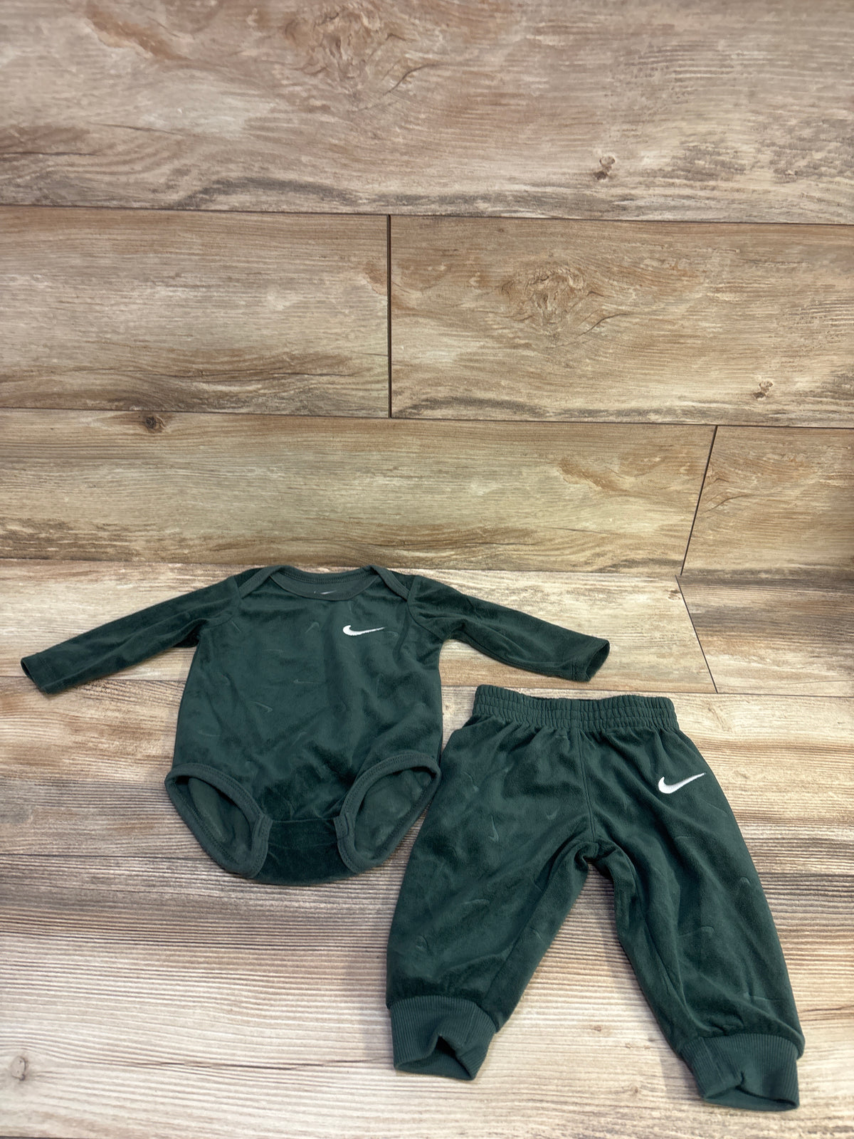 Nike 2pc Velour Long Sleeve Bodysuit & Joggers Set Green sz 6m