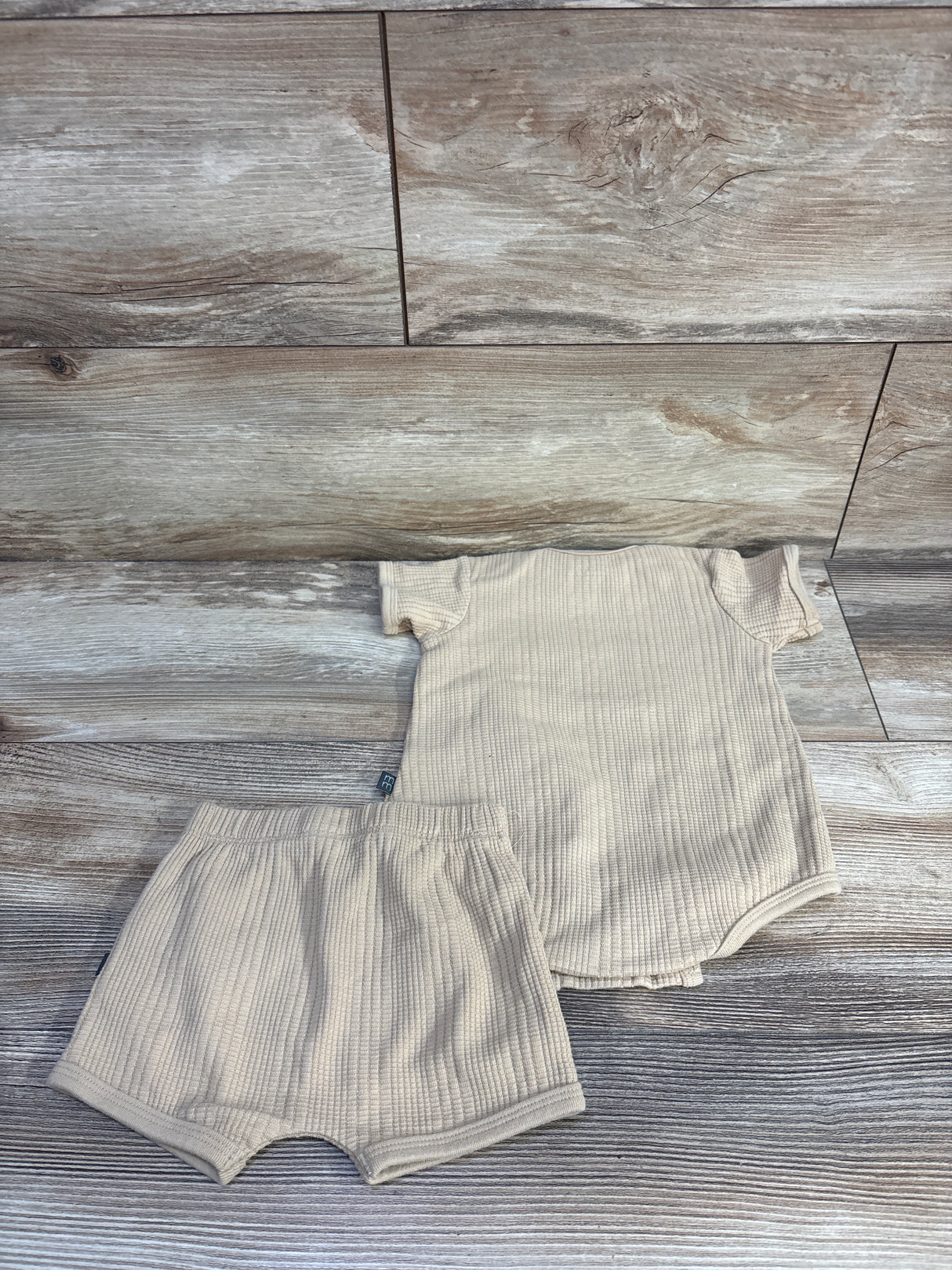 Modern Moments 2pc Textured Bodysuit & Shorts Set Tan sz 3-6m