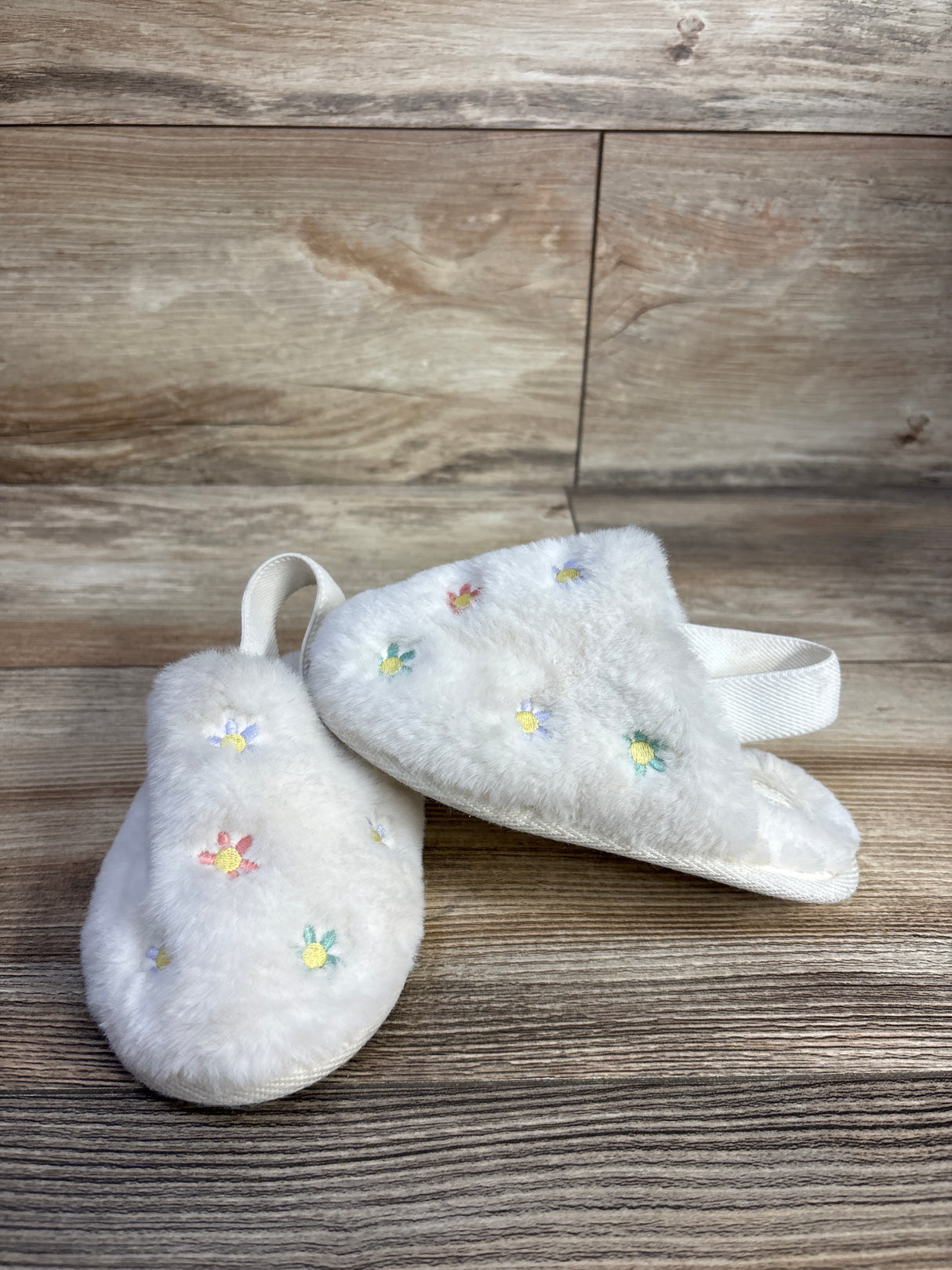 Cat & Jack Nova Embroidered Flower Slippers, White sz 7/8c