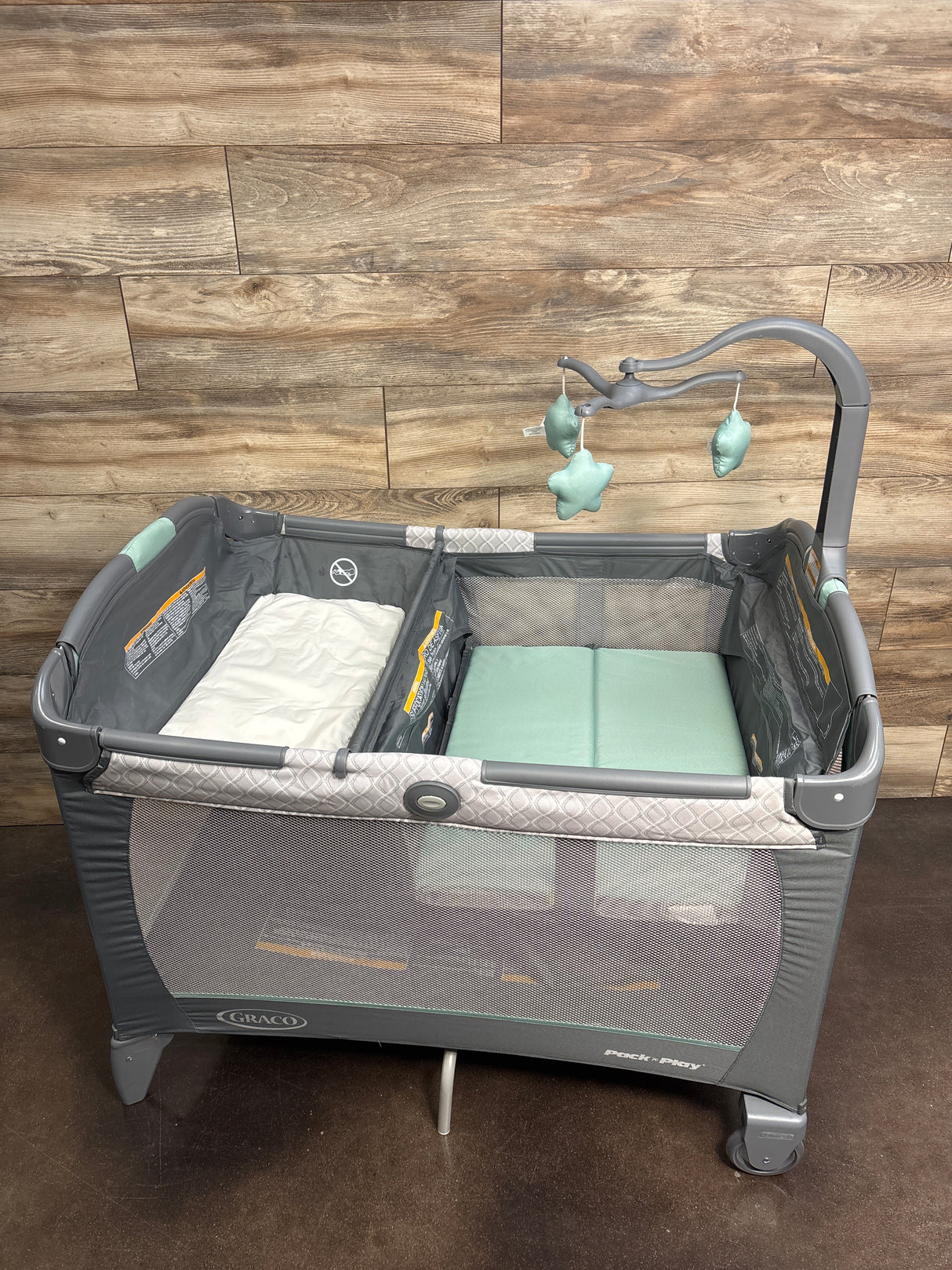 Graco Pack 'n Play Change 'n Carry Playard in Manor*