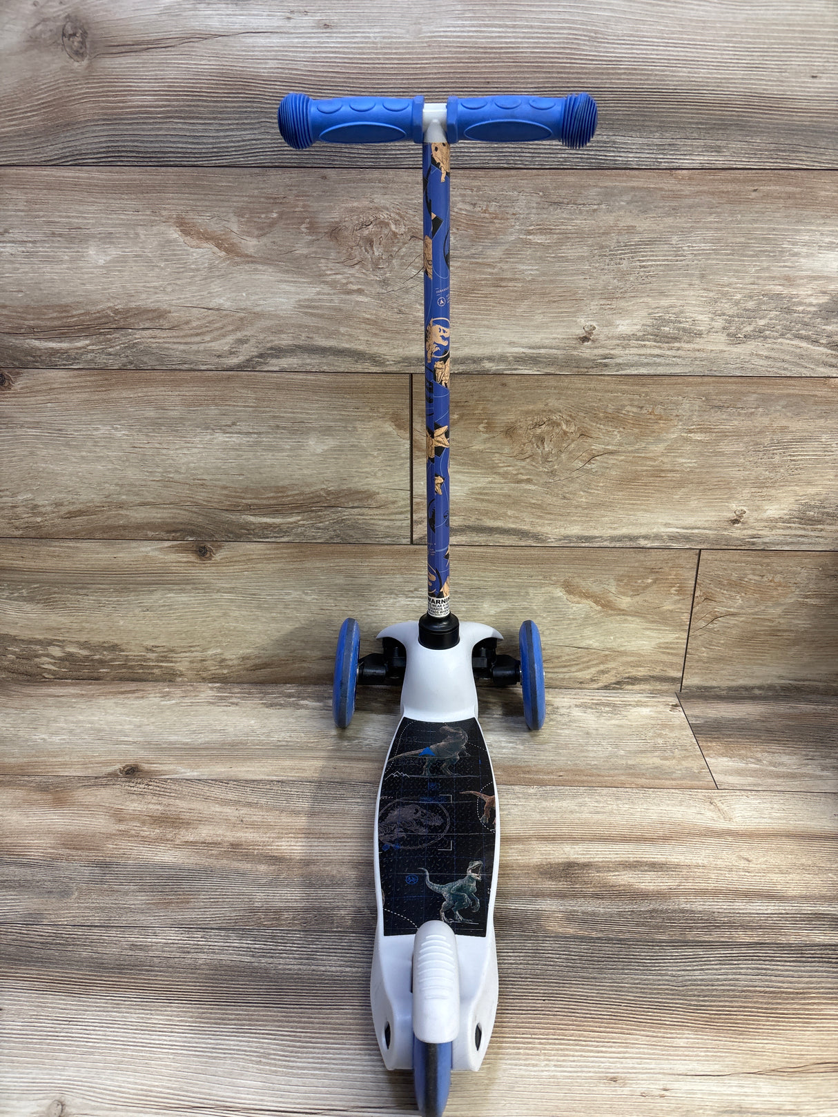 Jurassic World 3-Wheel Tilt & Turn Scooter