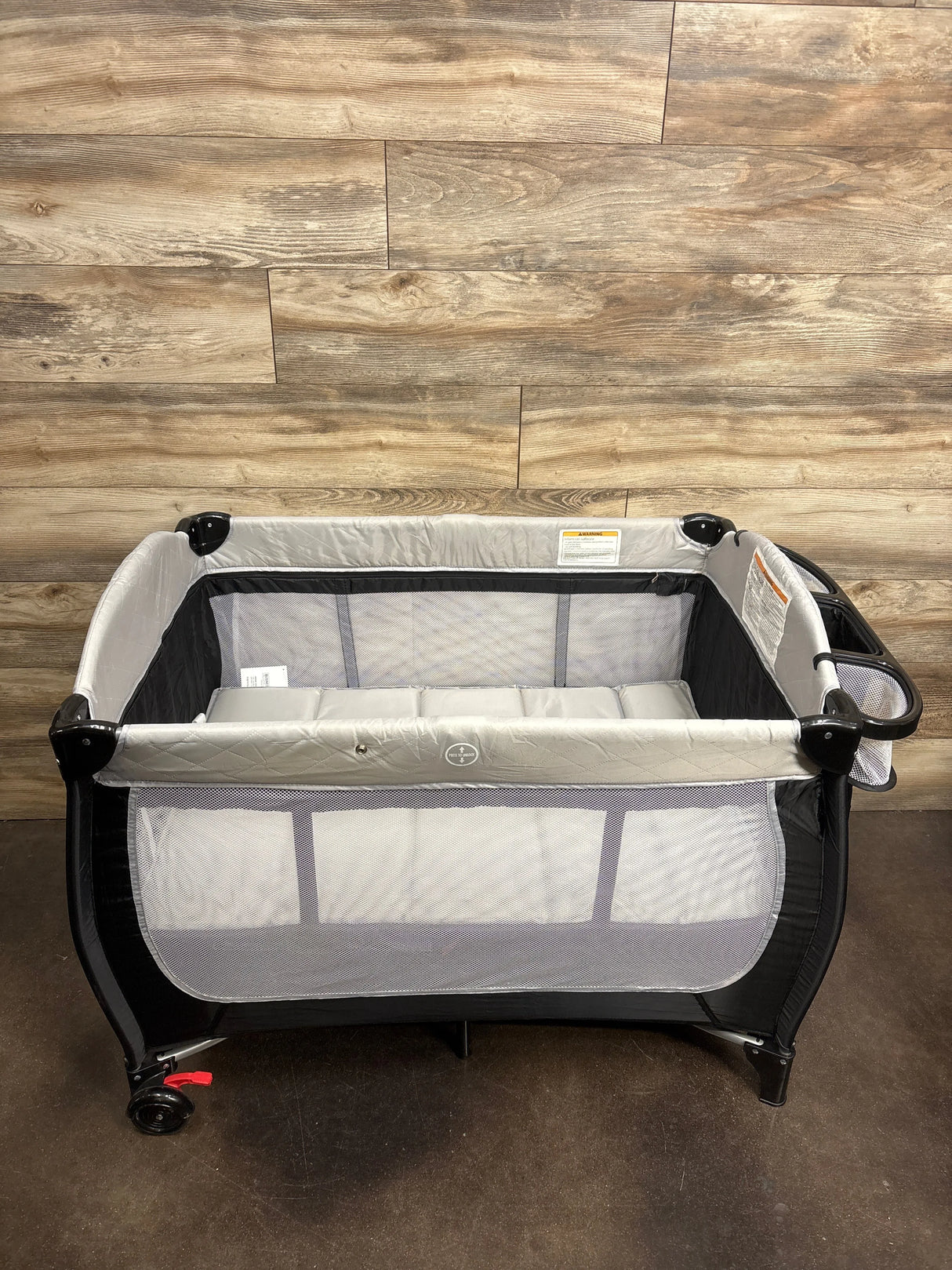 Pack n Play w/ Bassinet & Changing Table - Grey
