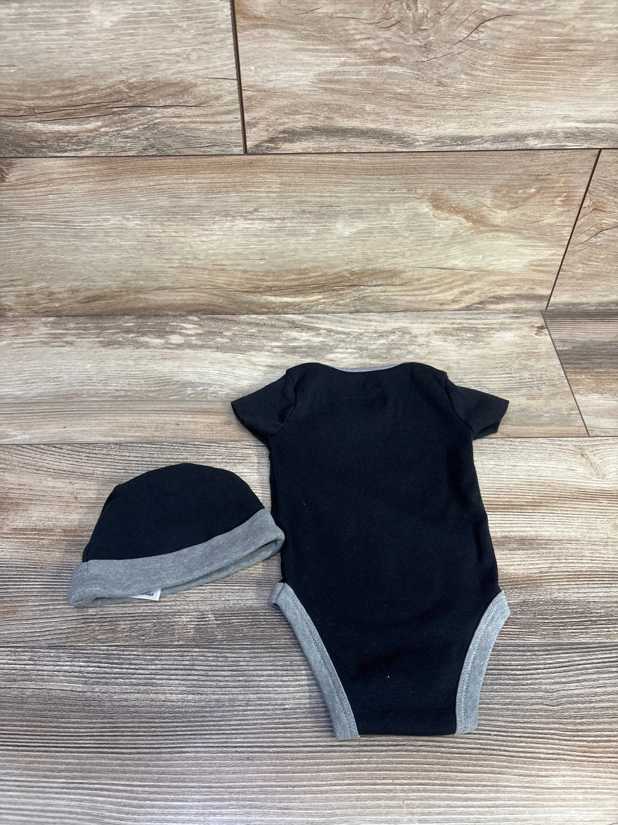 Nike 2pc Bodysuit & Hat Set Black sz 0-6m