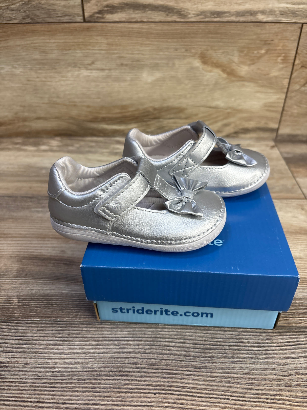 Stride Rite Sm Ashtyn Silver Sneakers sz 5c