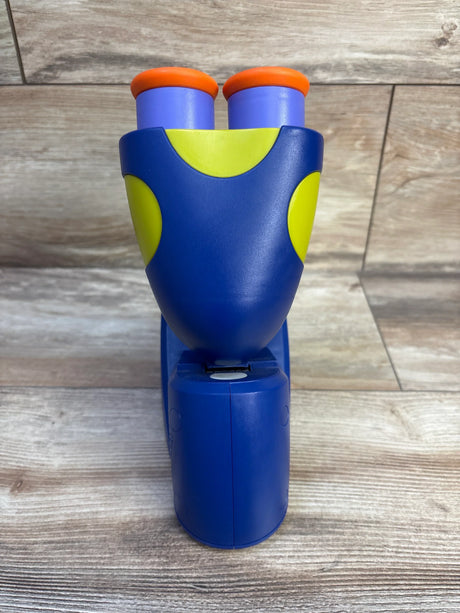Front view of GeoSafari Jr. microscope with blue body, green accents and orange tipped purple eyepieces on wood background