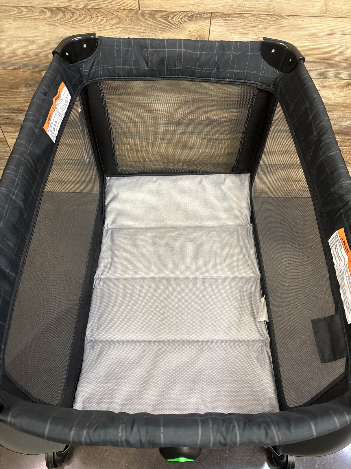 NEW Safety 1st Play-and-Stay Play Yard in High Street
