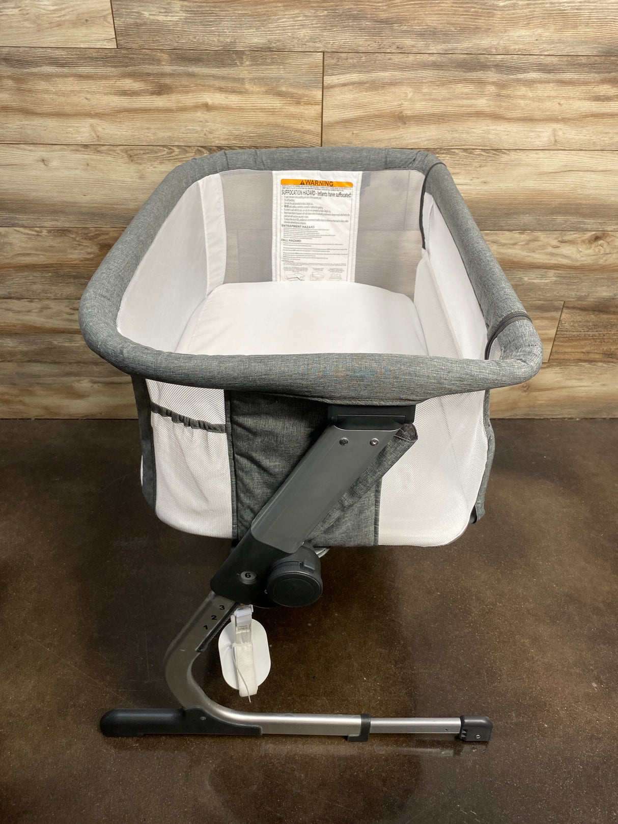 Baby Delight Beside Me Dreamer Bassinet in Charcoal
