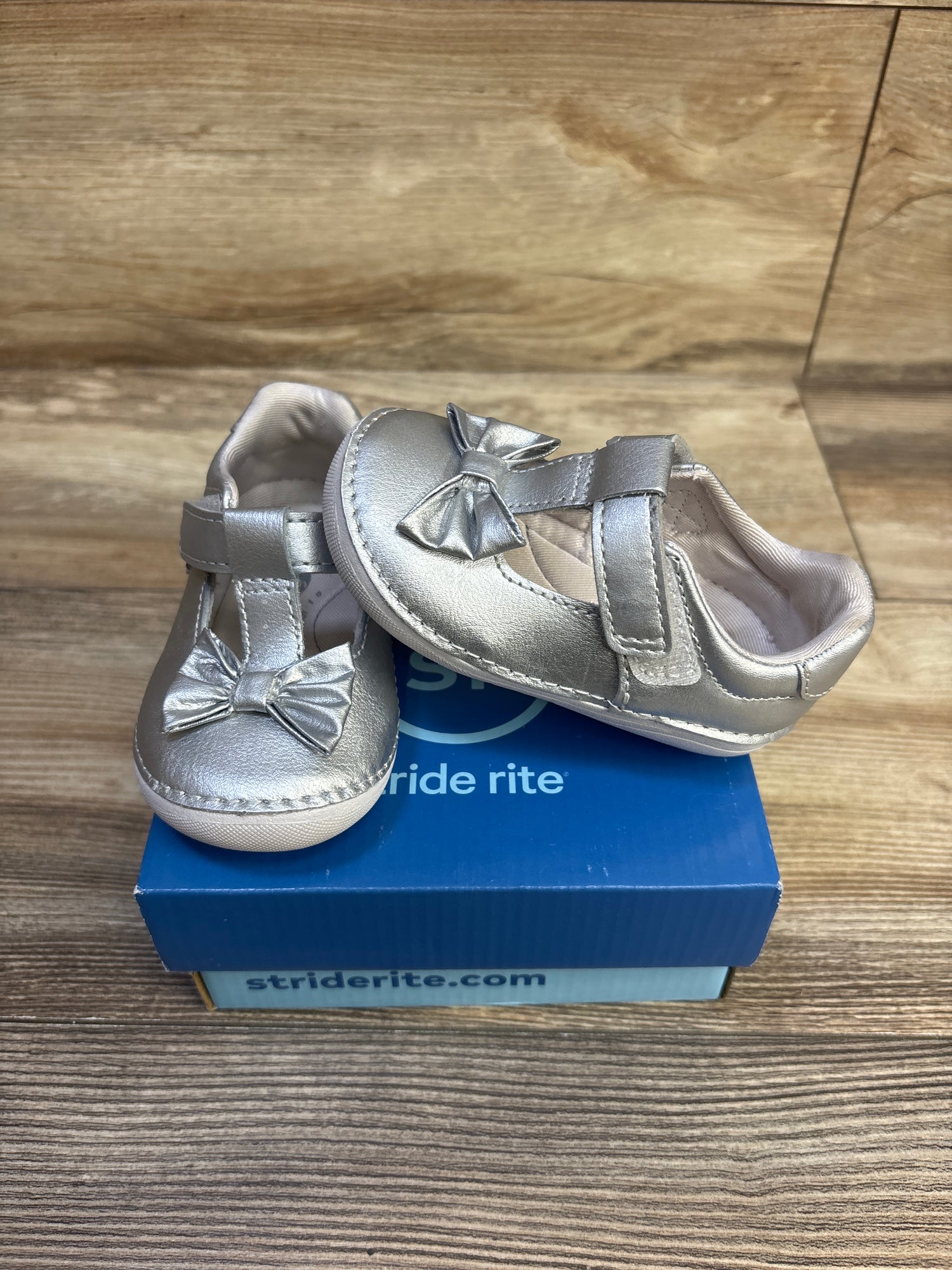 Stride Rite Sm Ashtyn Silver Sneakers sz 5c