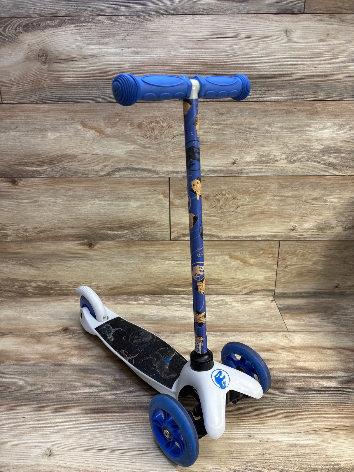 Jurassic World 3-Wheel Tilt & Turn Scooter