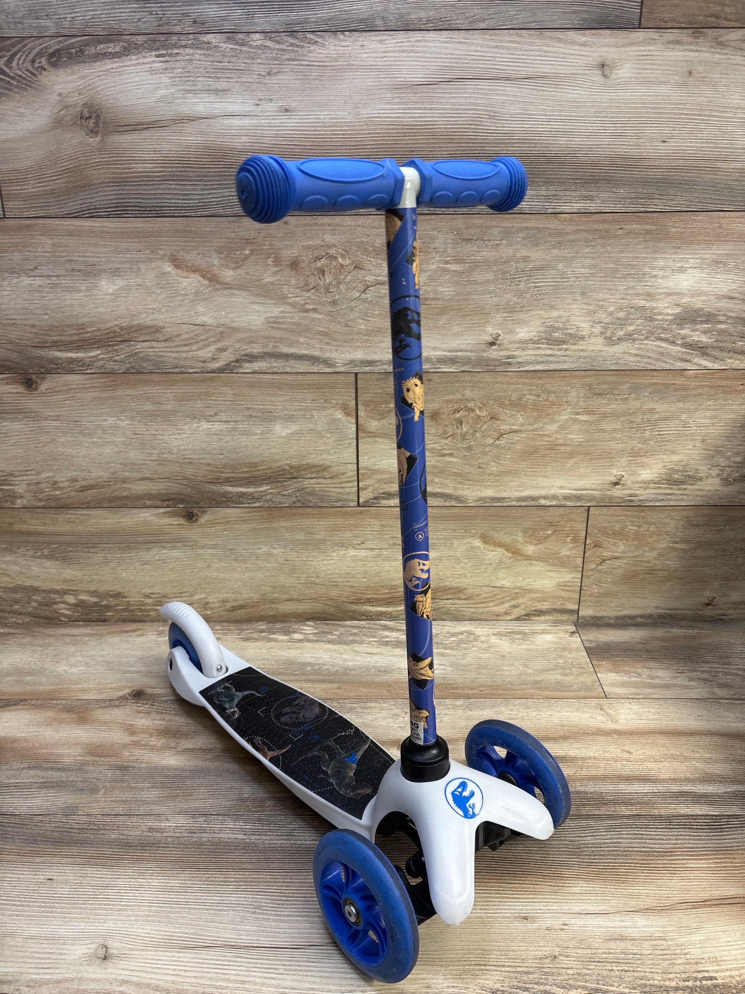 Jurassic World 3-Wheel Tilt & Turn Scooter