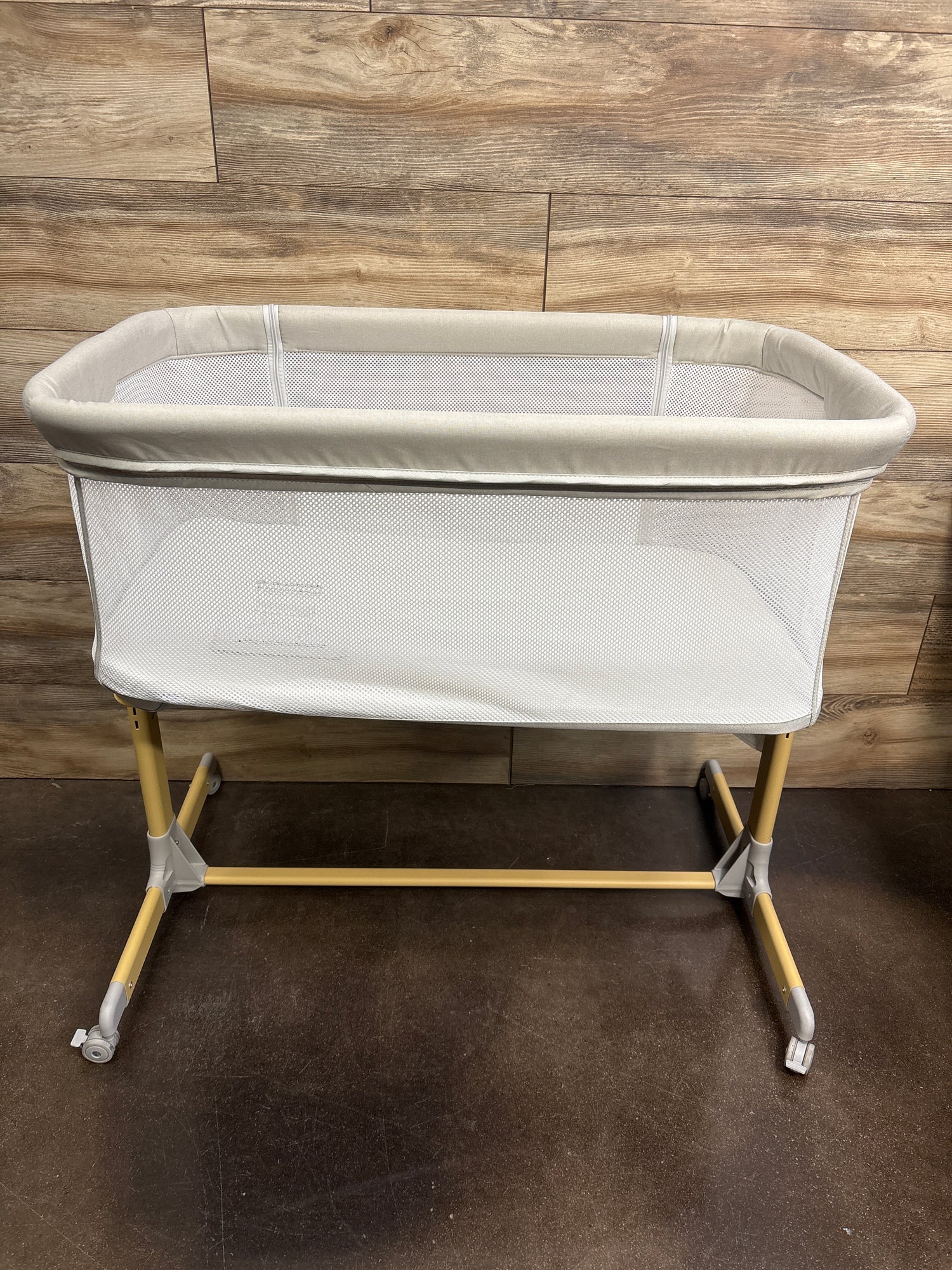 BaeBaeGoods 3-in-1 Bedside Bassinet with Wheels, White*