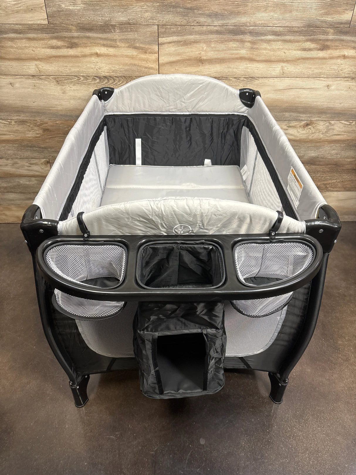 Pack n Play w/ Bassinet & Changing Table - Grey